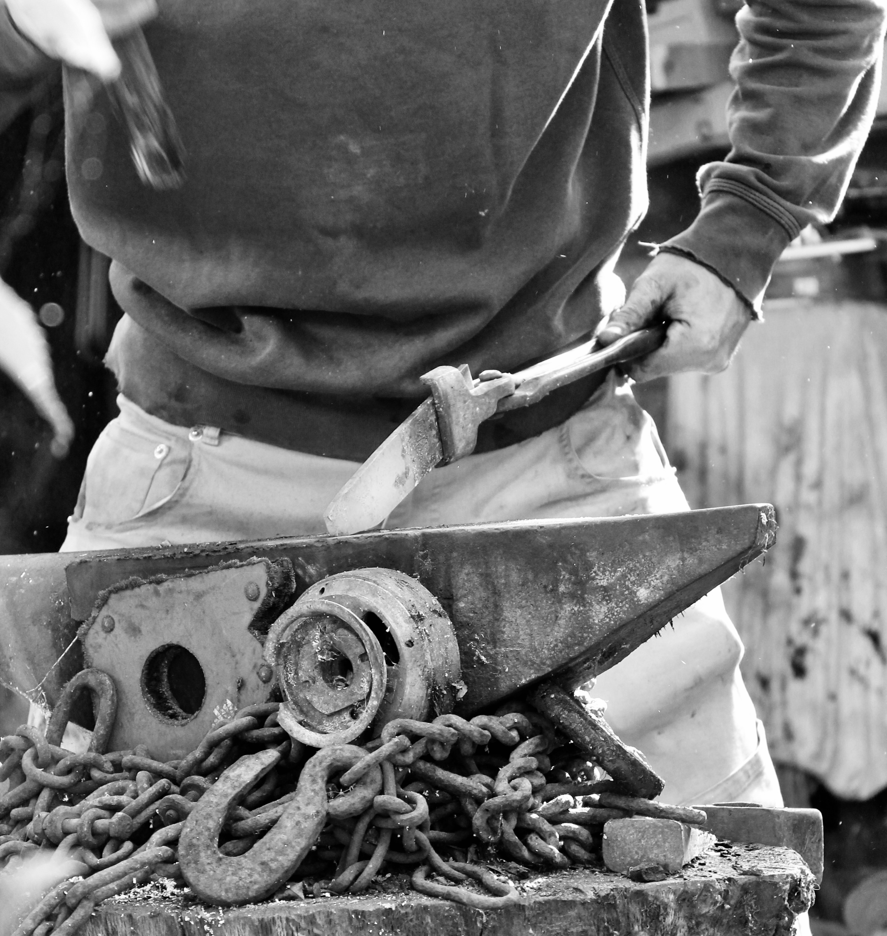 La forge d’un couteau artisanal : du feu à la lame