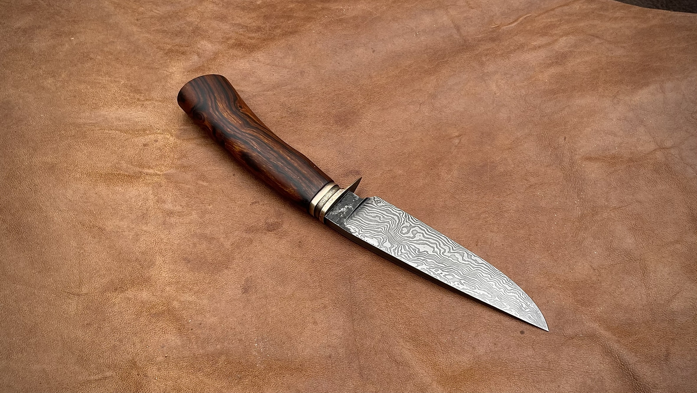 Couteau utilitaire en acier feuilleté
